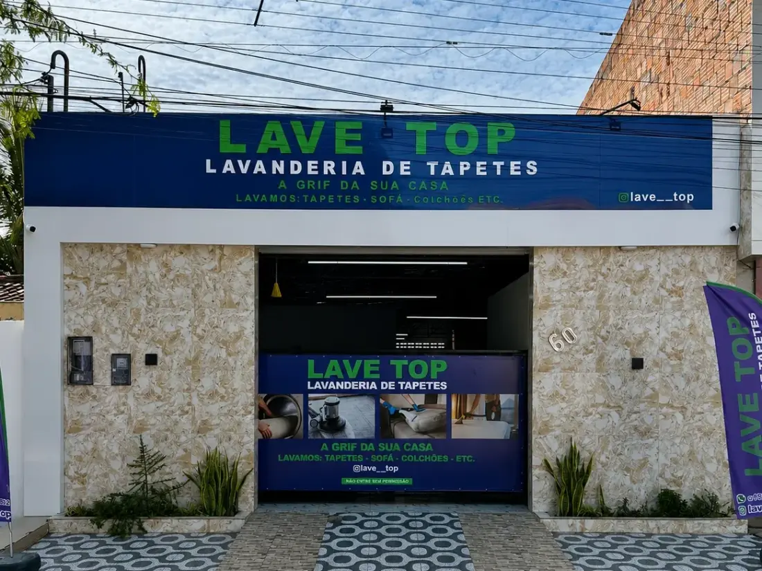 Fachada da Lave Top Lavanderia de Tapetes na Av. Boa Esperança, em Caruaru